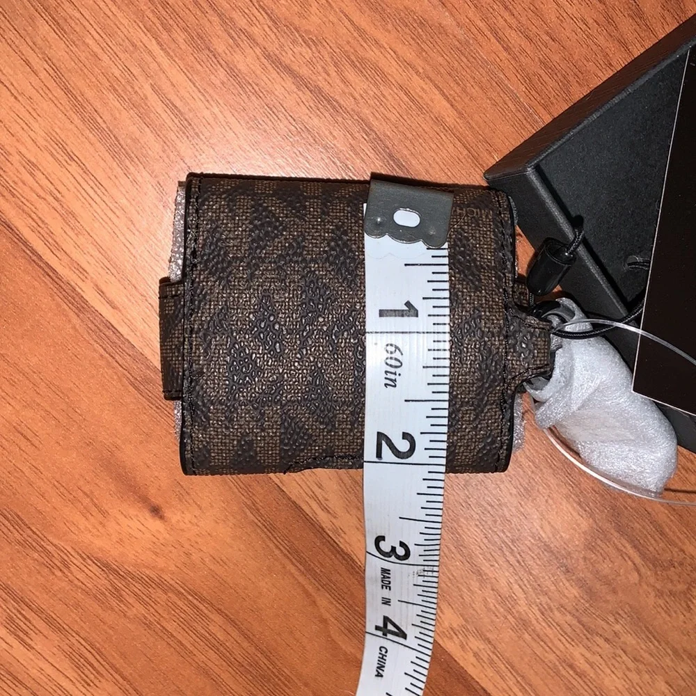 Brand New in Box Michael Kors Expandable Earbud Case